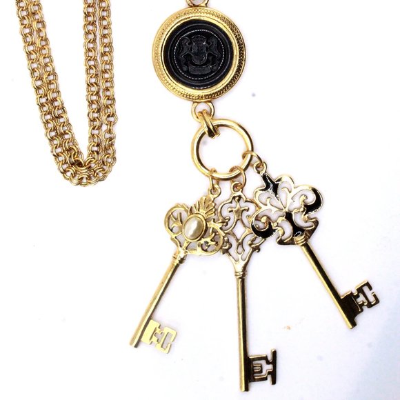 Joan Rivers Contemporary Multi Keys Intaglio Pendant Signet Etruscan Style Neckl - Picture 8 of 14